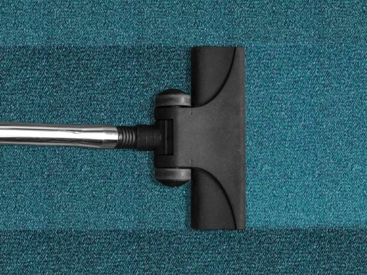 vacuum cleaner cleaning carpets