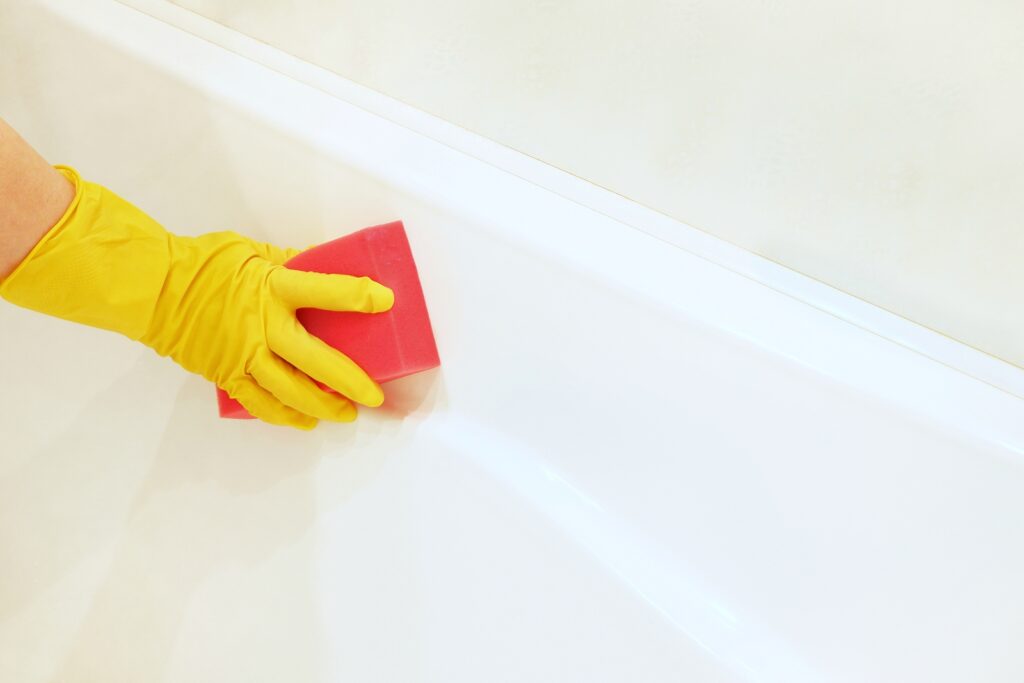 cleaning bathtub with vinegar