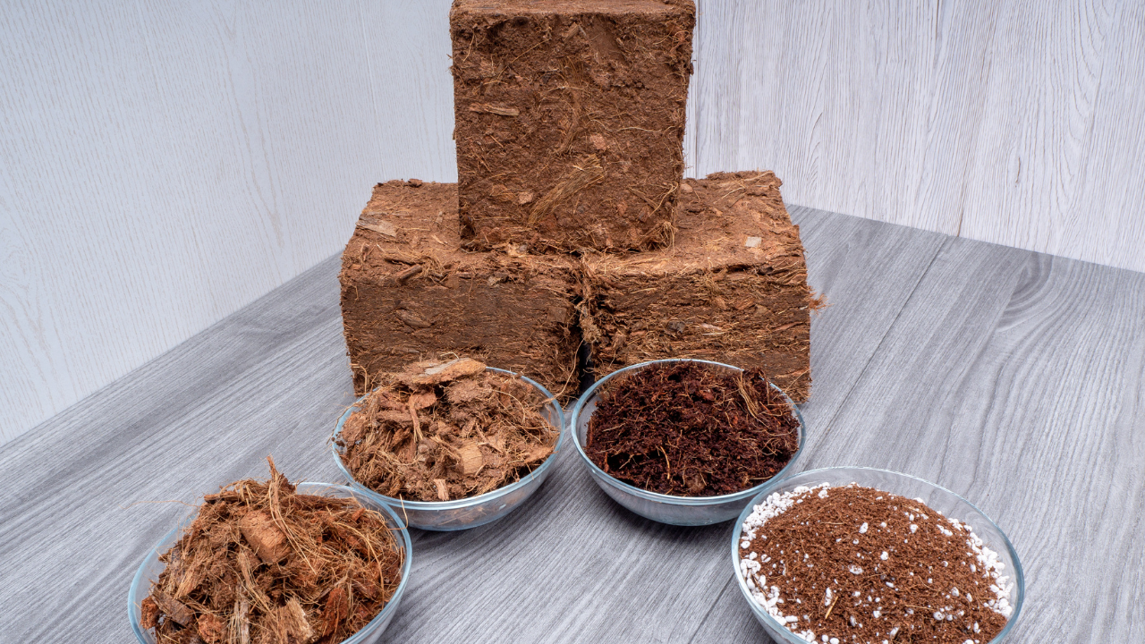Coconut substrate peat and coconut chips with fibers