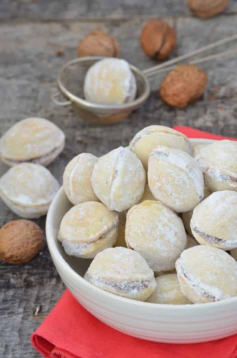 Walnut Cookies with Cocoa Cream