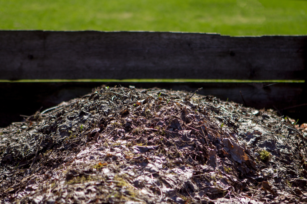 Leaf mulch pile bin