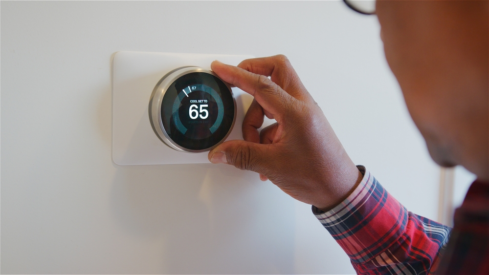 changing the thermostat temperature on the wall