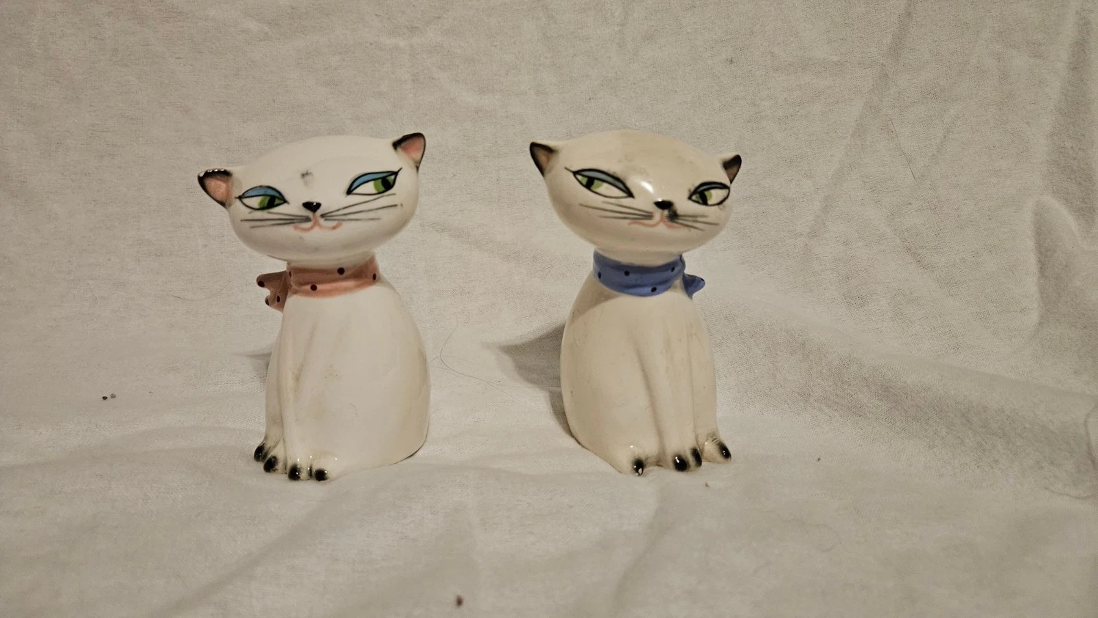 Slim Holt-Howard Cozy Kittens shakers with green eyes, painted whiskers, and pink and blue polka-dot scarves.