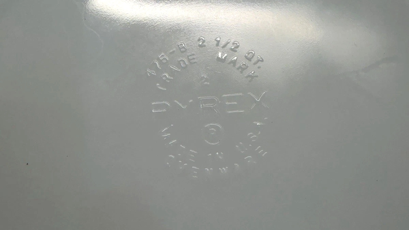 Raised Pyrex 475 model and two-and-a-half-quart capacity marks on the base of a Saxony casserole